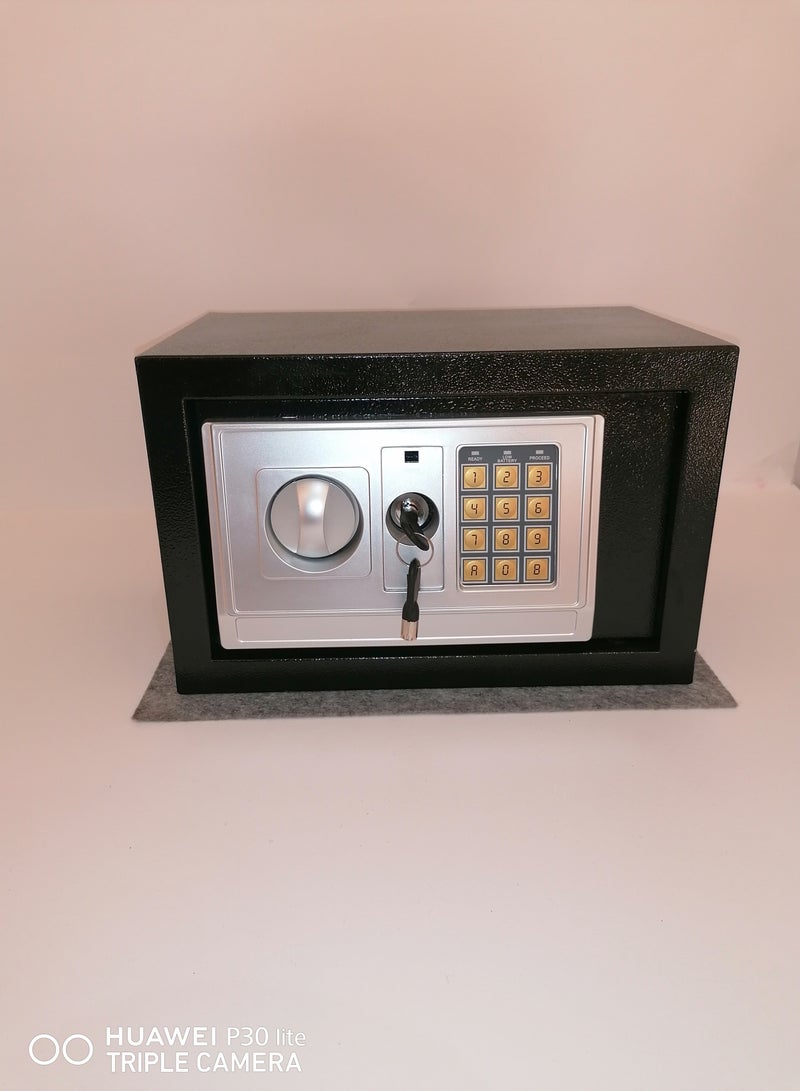 Hotel safe Size: length 20 * width 30 * depth 20 Weight 5 kg Release 2024