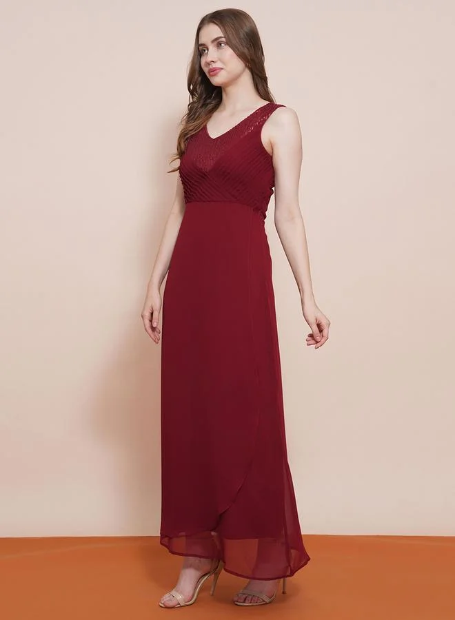 جلو باص فستان طويل مزين بالترتر بياقة عميقة