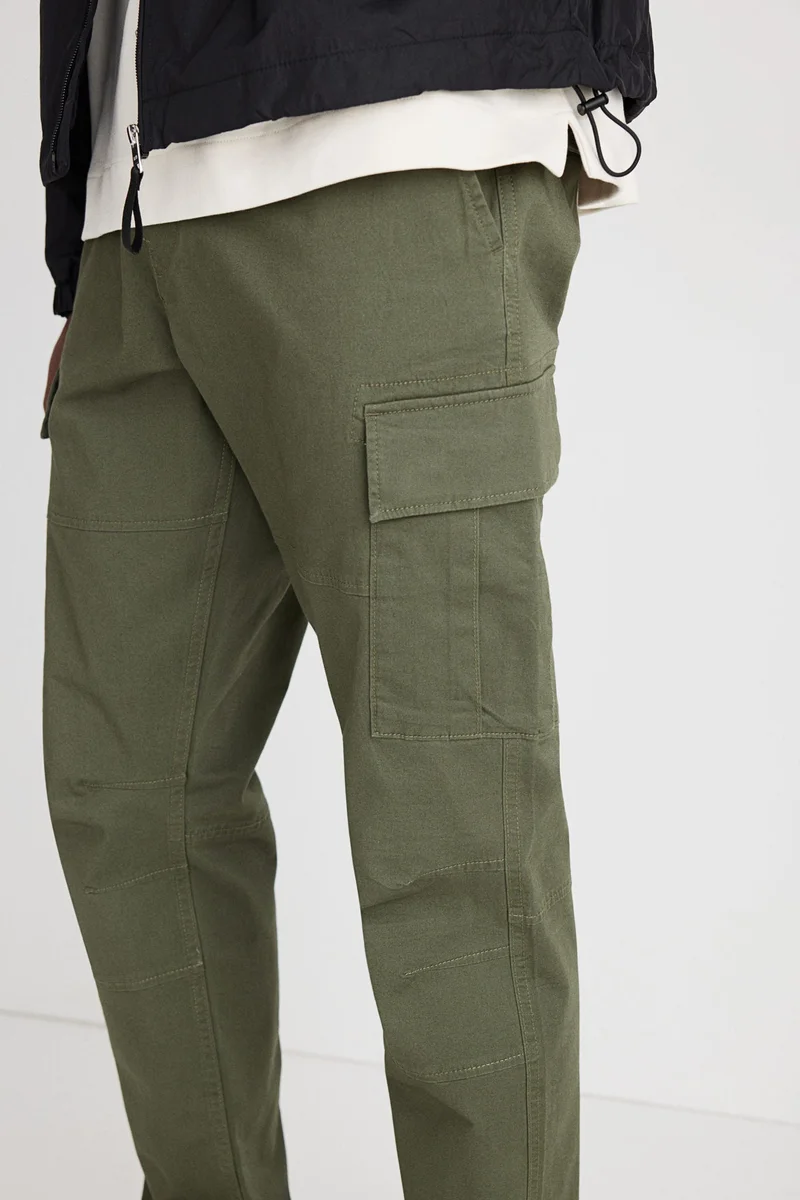 اتش اند ام بنطلون كارغو بقصّة سلِم