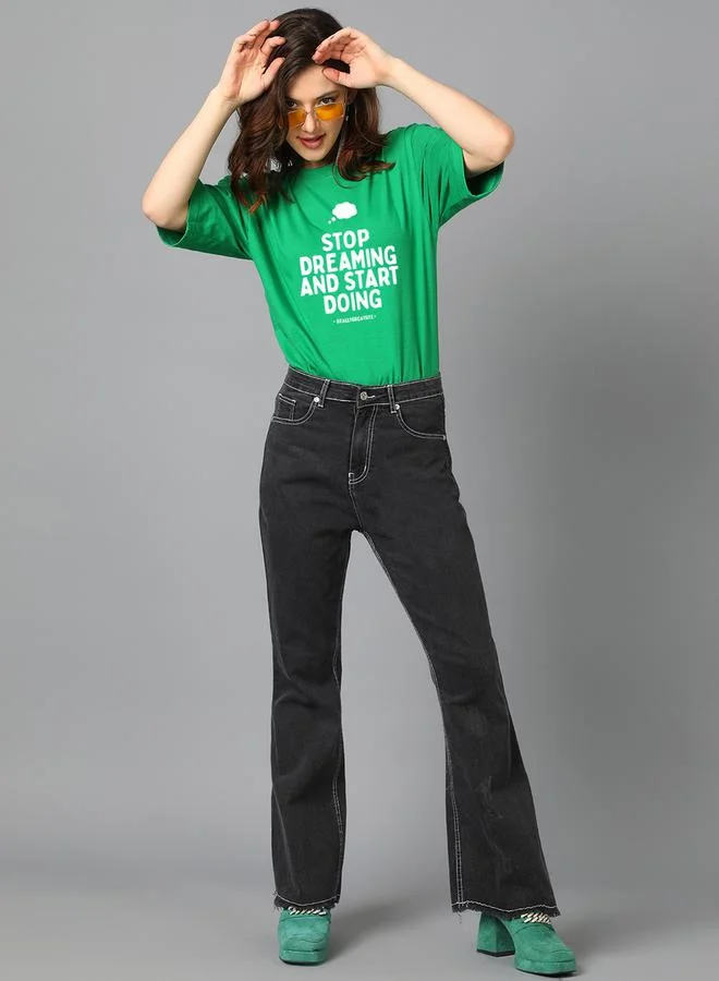 كوتي تيشيرت أوفر سايز بأكمام قصيرة وطبعة شعار من ستايلي