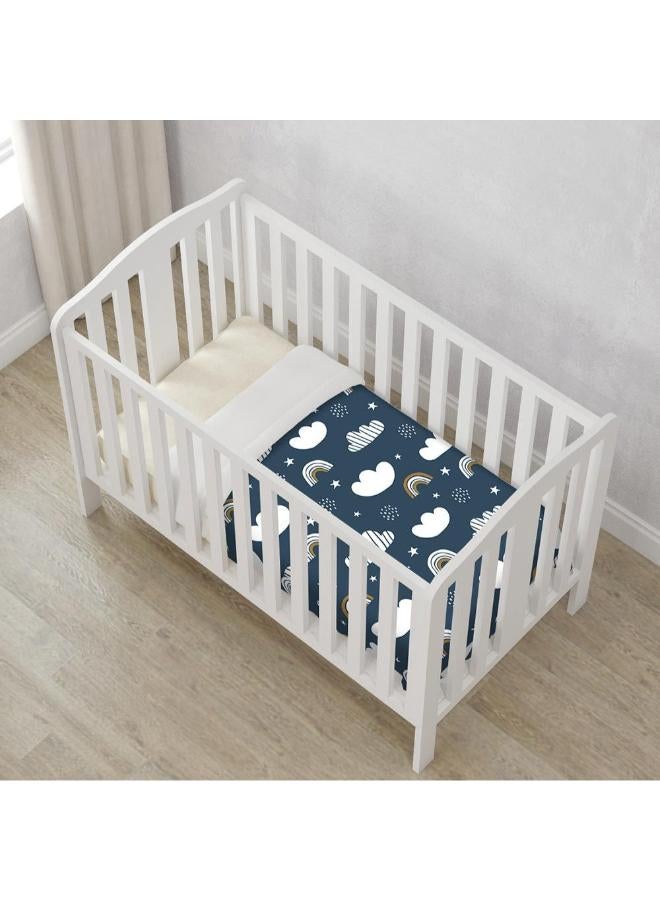 غطاء سرير "السحب الزرقاء". نوم عالي الجودة أولوية للأطفال حديثي الولادة، لضمان نموهم الصحي. طقم الفراش فائق النعومة لدينا مثالي لغرفة طفلكِ الرضيع والطفل الصغير.