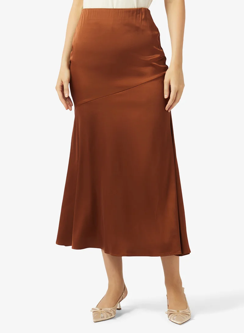 ايلا تنورة بحافة غير متماثلة