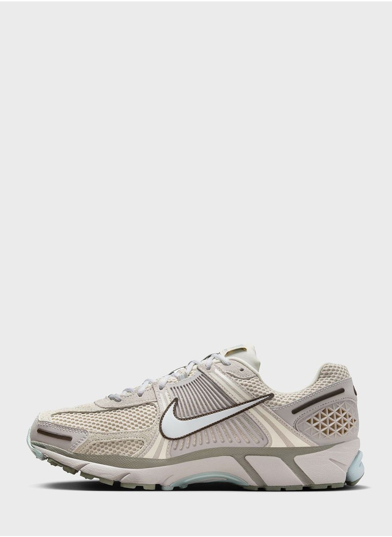 Nike - Zoom Vomero 5 - Image 1