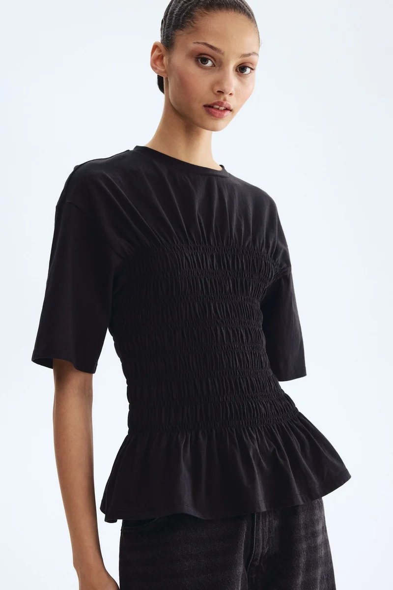 اتش اند ام تي-شيرت من نسيج مرن ومجعد