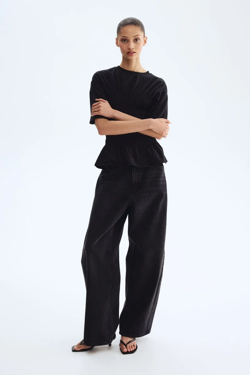 اتش اند ام تي-شيرت من نسيج مرن ومجعد