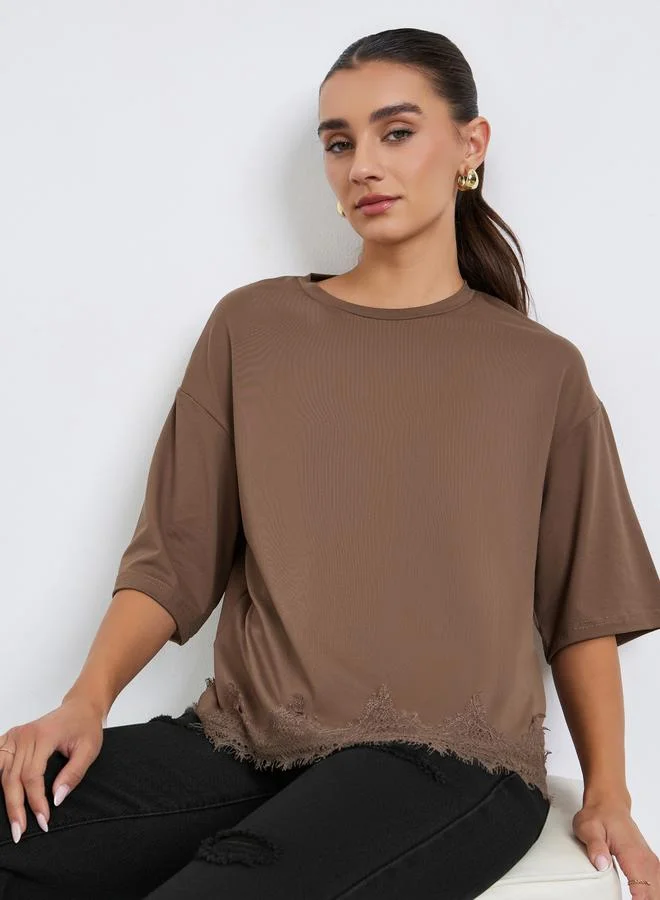 ستايلي تيشيرت بقصة واسعة بحافة دانتيل