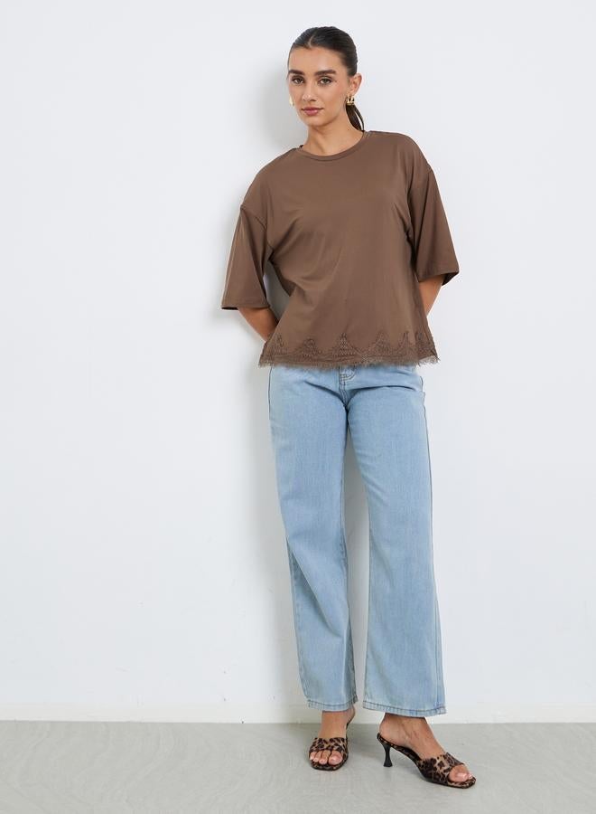 ستايلي تيشيرت بقصة واسعة بحافة دانتيل - Image 2