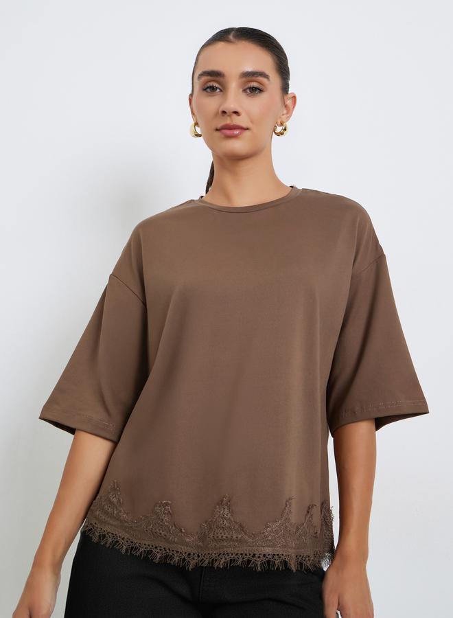 ستايلي تيشيرت بقصة واسعة بحافة دانتيل - Image 1