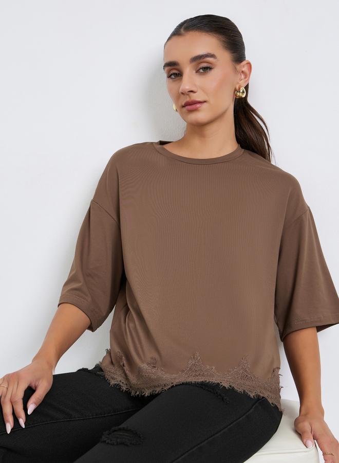 ستايلي تيشيرت بقصة واسعة بحافة دانتيل - Image 3