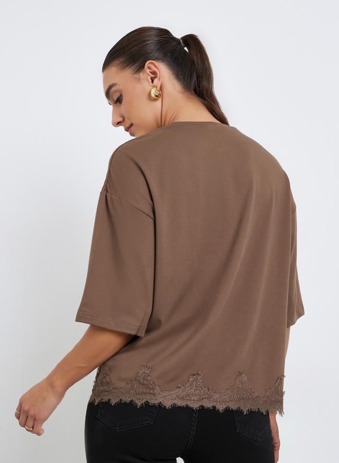 ستايلي تيشيرت بقصة واسعة بحافة دانتيل - Image 5