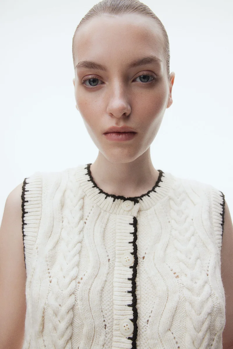 اتش اند ام فيست بتصميم كنزة محبوك بنمط الحبال وبأزرار أمامية