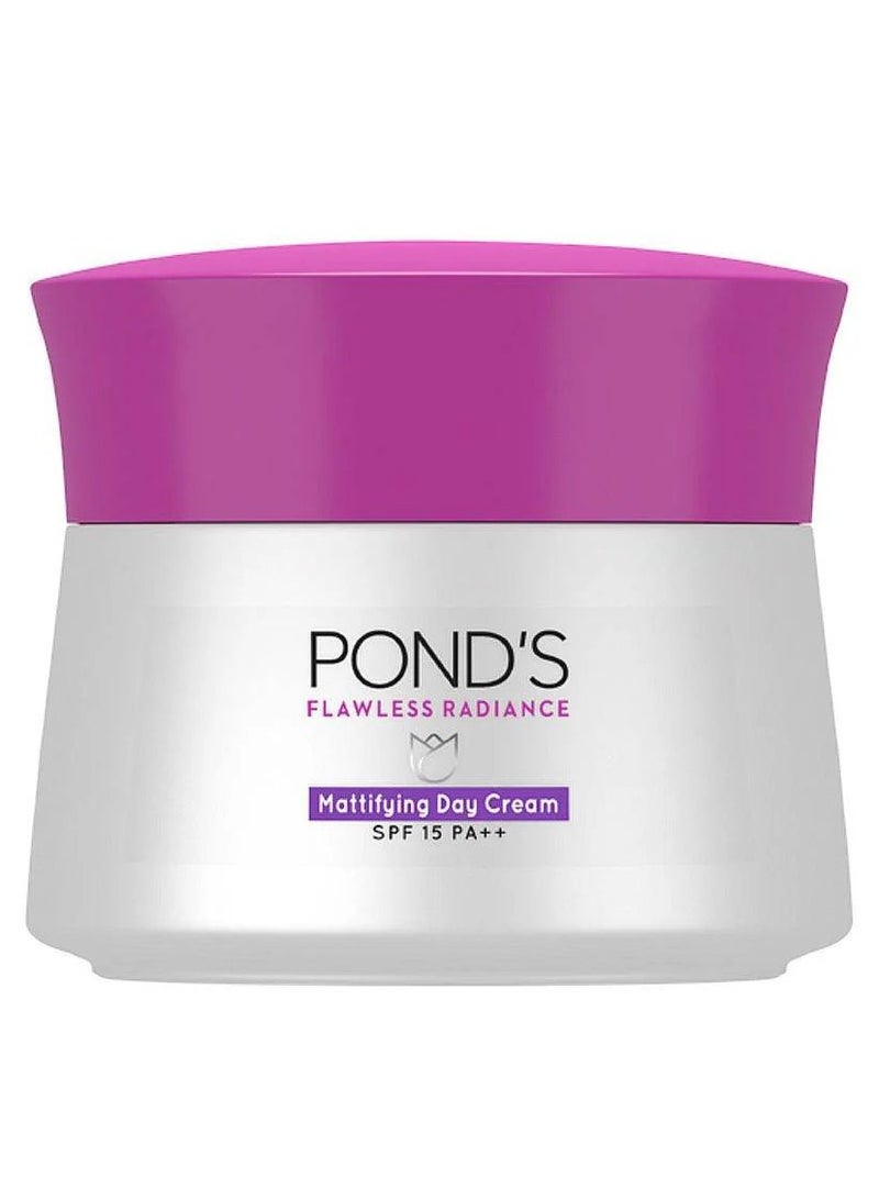 Pond's Flawless Radiance Even Tone Glow Mattifying Day Cream SPF15 - 50g - Image 2