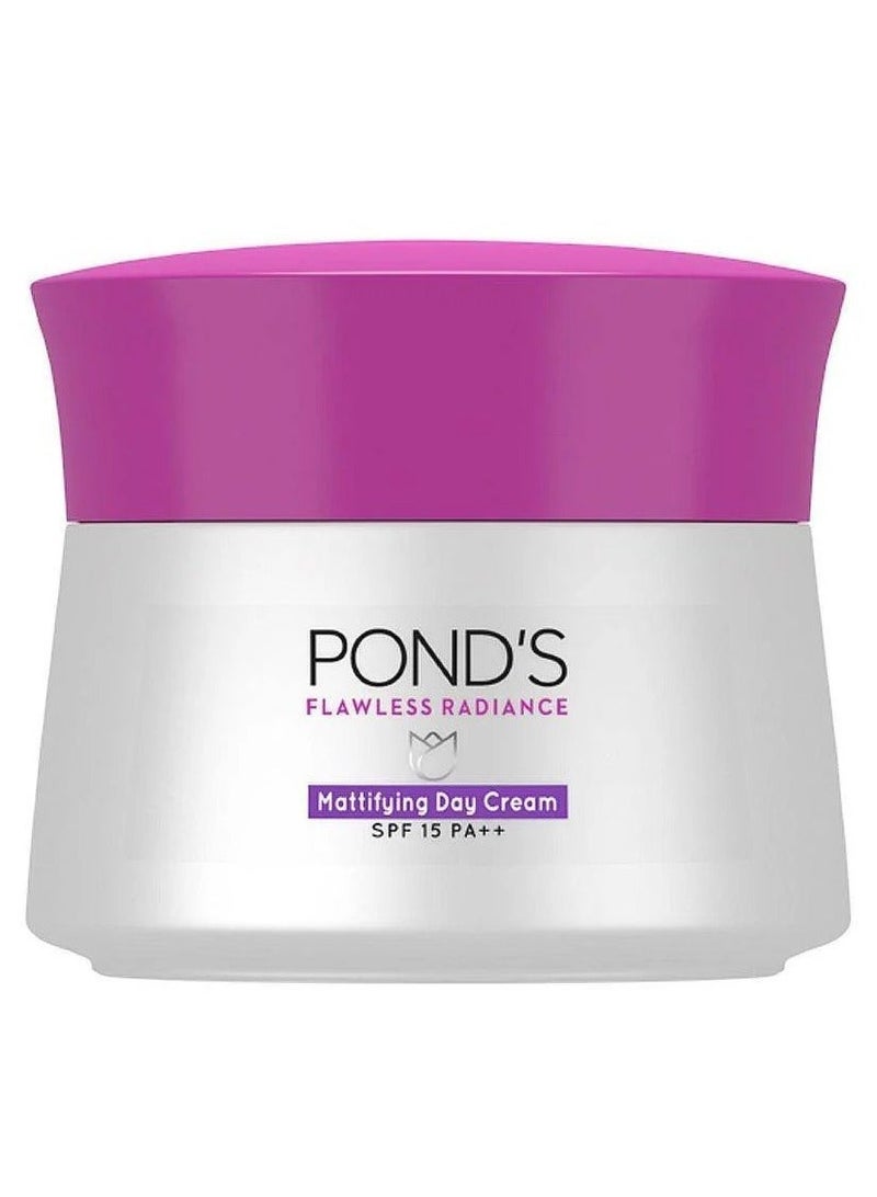 Pond's Flawless Radiance Even Tone Glow Mattifying Day Cream SPF15 - 50g - Image 3