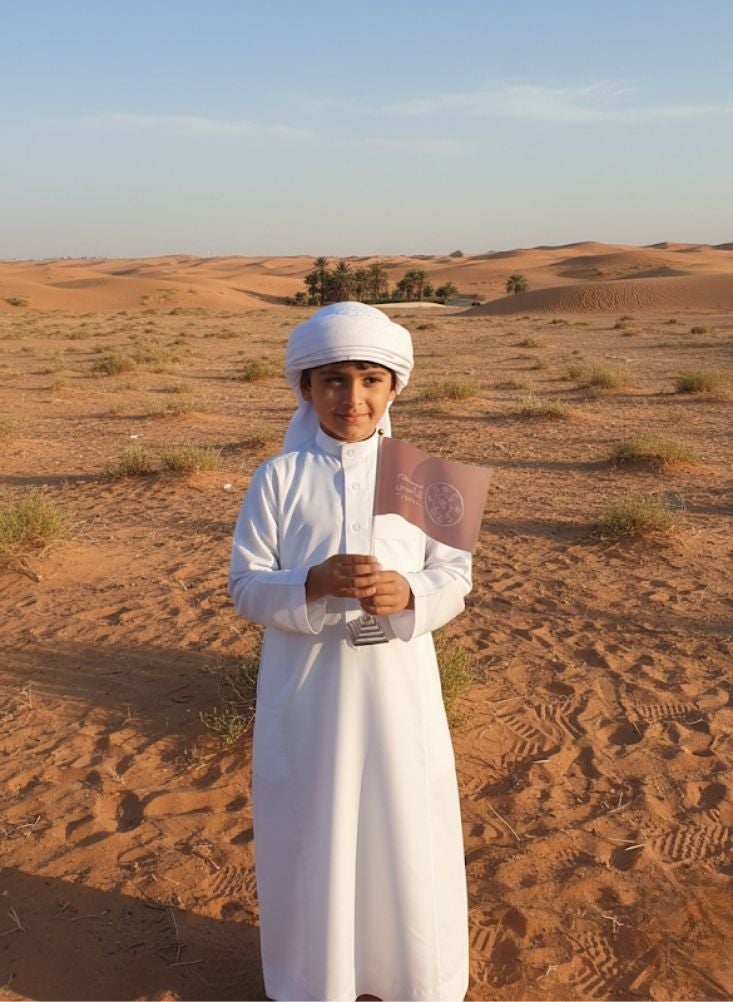 بريميم علم مكتبي ليوم تأسيس المملكة العربية السعودية بقاعدة خشبية - علم طاولة صغير أنيق للاحتفالات الوطنية، ديكور مكتبي ومنزلي، لمسة نهائية فاخرة لعرض ثقافي في المملكة العربية السعودية - Image 4