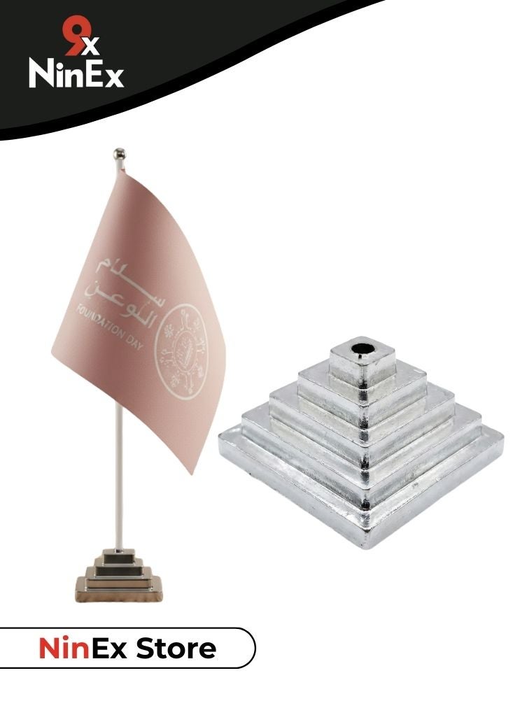 بريميم علم مكتبي ليوم تأسيس المملكة العربية السعودية بقاعدة خشبية - علم طاولة صغير أنيق للاحتفالات الوطنية، ديكور مكتبي ومنزلي، لمسة نهائية فاخرة لعرض ثقافي في المملكة العربية السعودية - Image 1