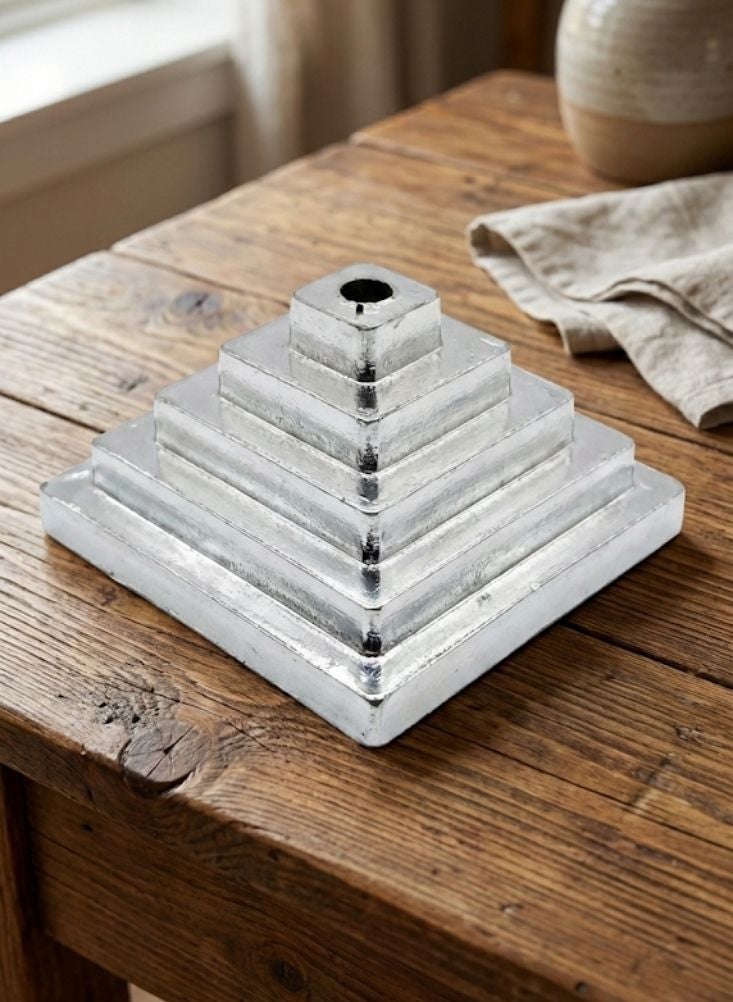 بريميم علم مكتبي ليوم تأسيس المملكة العربية السعودية بقاعدة خشبية - علم طاولة صغير أنيق للاحتفالات الوطنية، ديكور مكتبي ومنزلي، لمسة نهائية فاخرة لعرض ثقافي في المملكة العربية السعودية - Image 3