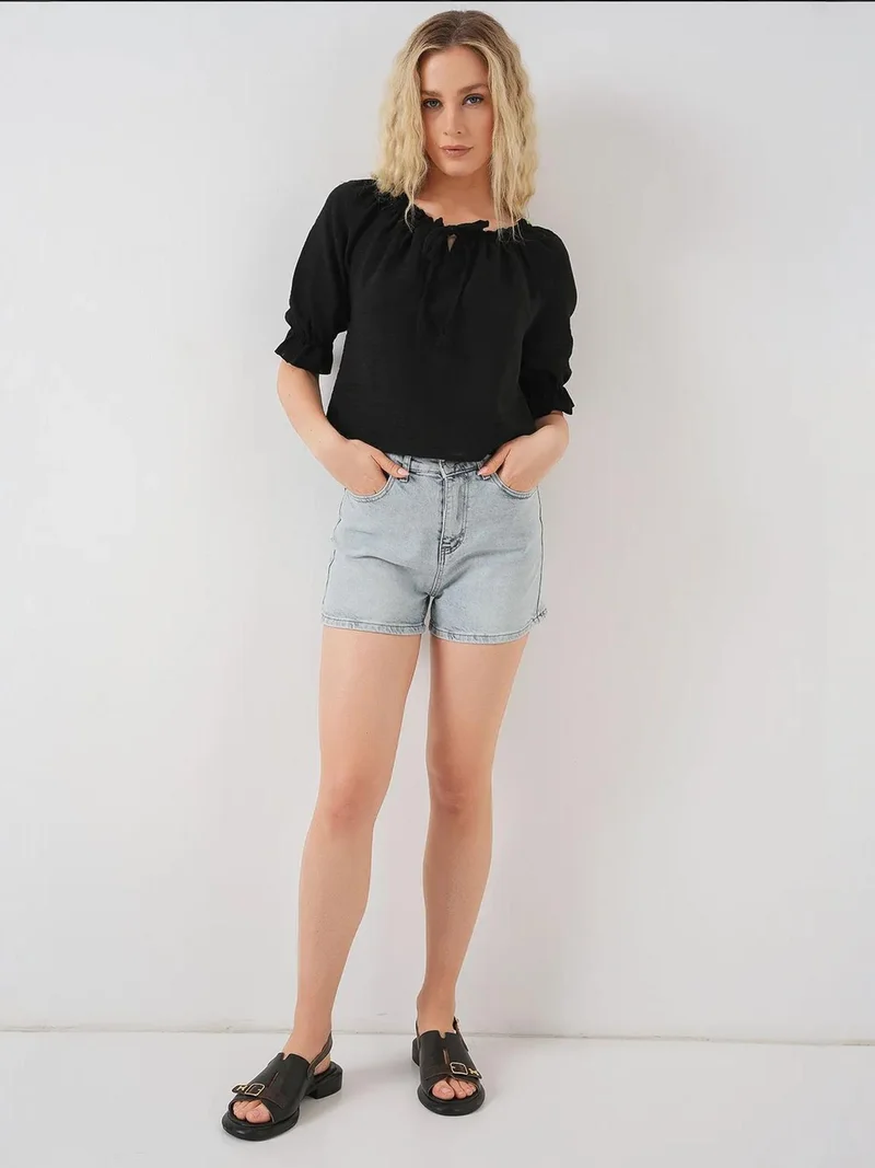 بيغ دارت بلوزة قصيرة بياقة قارب مزينة بالكرات