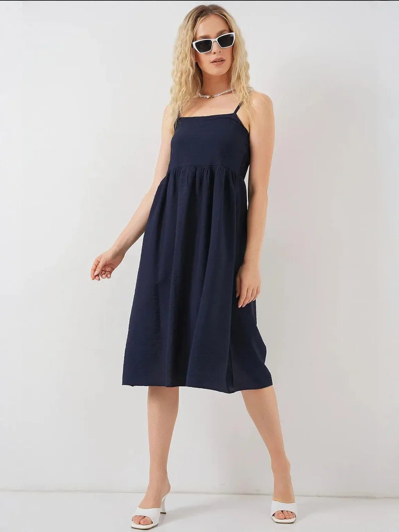 بيغ دارت فستان ميدي بياقة مربعة من  بنسيج بارز