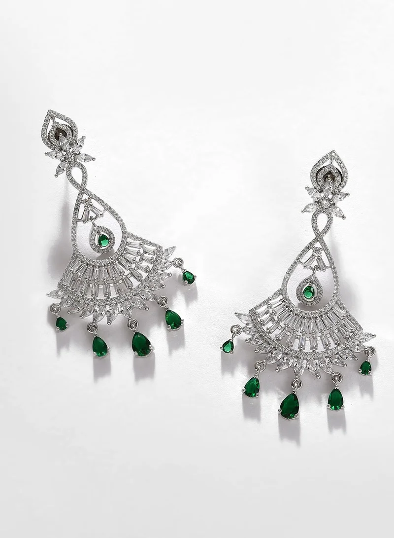 سوهي أقراط متدلية مرصعة بالأحجار باللونين الأبيض والأخضر