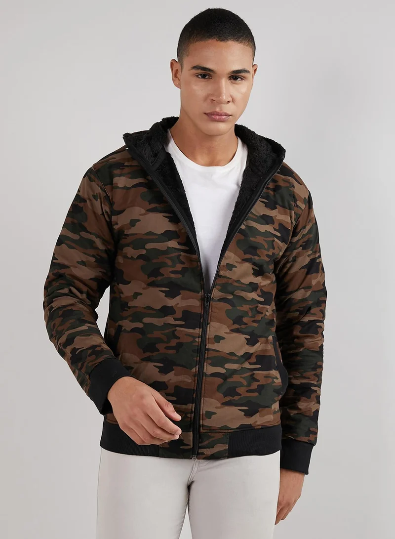 كامبوس سوترا سترة بغطاء للرأس مموهة باللون الأخضر الغابة للرجال مع جيب داخلي