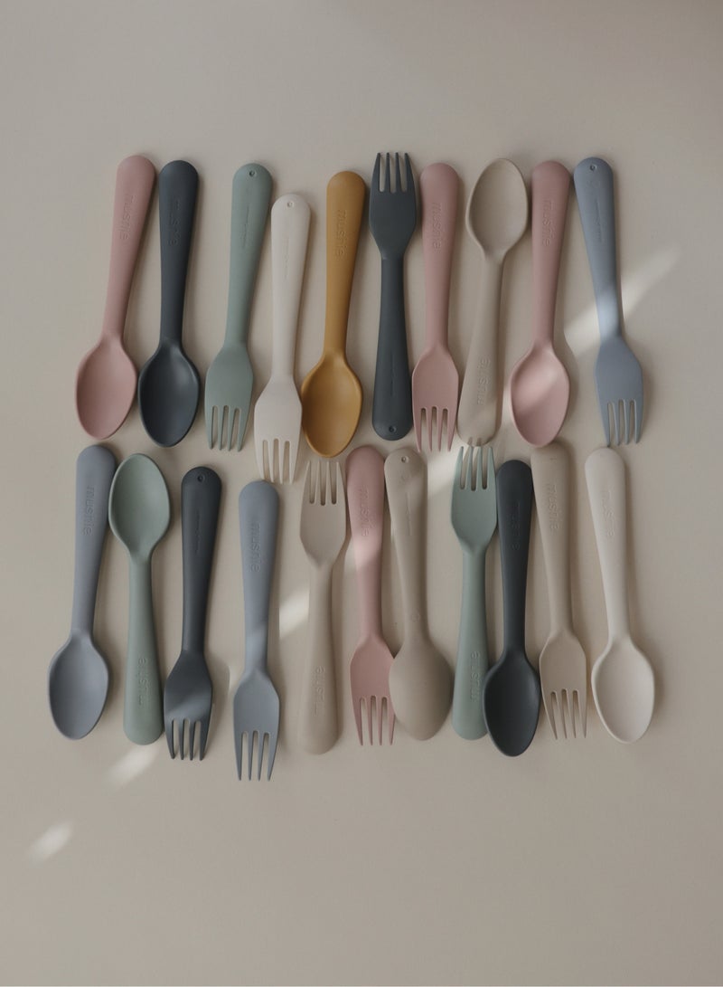 موشي طقم شوكة وملعقة أواني طعام موشي للأطفال | قابلة لإعادة الاستخدام وخالية من مادة بيسفينول | أدوات مائدة آمنة للاستخدام في غسالة الأطباق والميكروويف | سهل الحمل | صنع في الدنمارك | أرجواني ناعم - Image 2