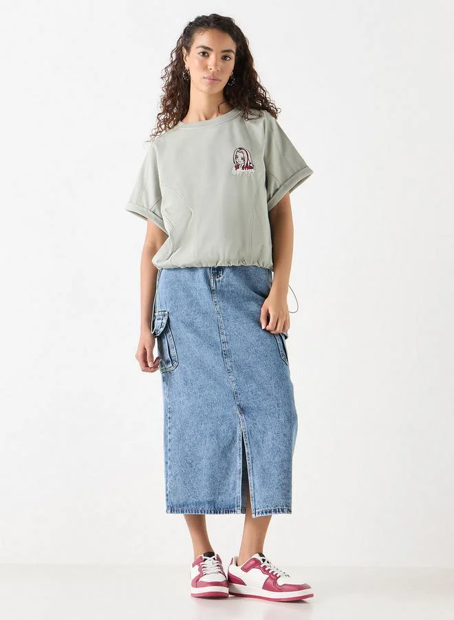 اس بي كاركترز تيشيرت بياقة ضيقة وأكمام ممتدة وتطريز ساكورا هارونو