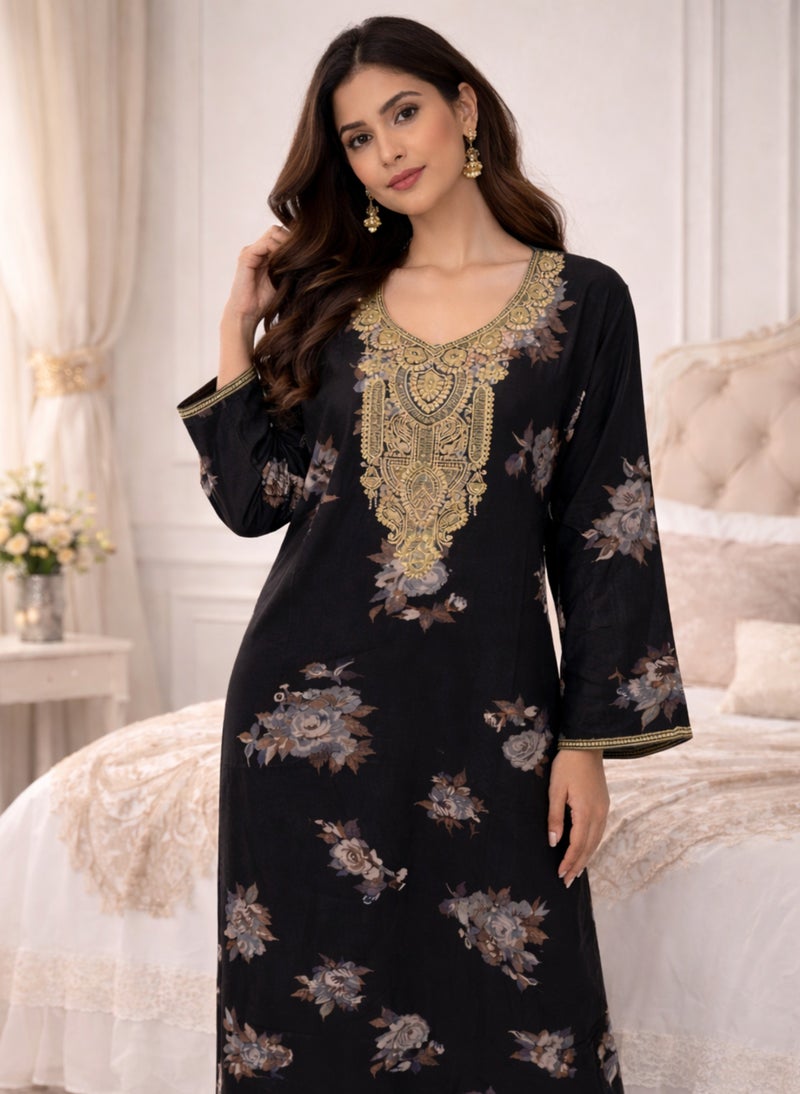 بريميم جلابية كشميرية سوداء للنساء – قميص نوم طويل مطرز بالذهب والزهور - Image 1