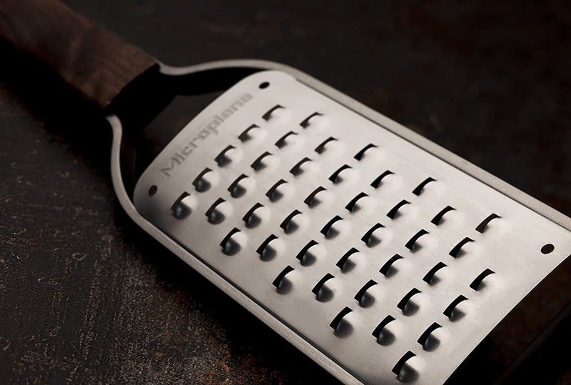Microplane مبشرة جبن ماستر سيريز بمقبض خشبي وإطار من الفولاذ المقاوم للصدأ وشفرة خشنة إضافية - Image 2