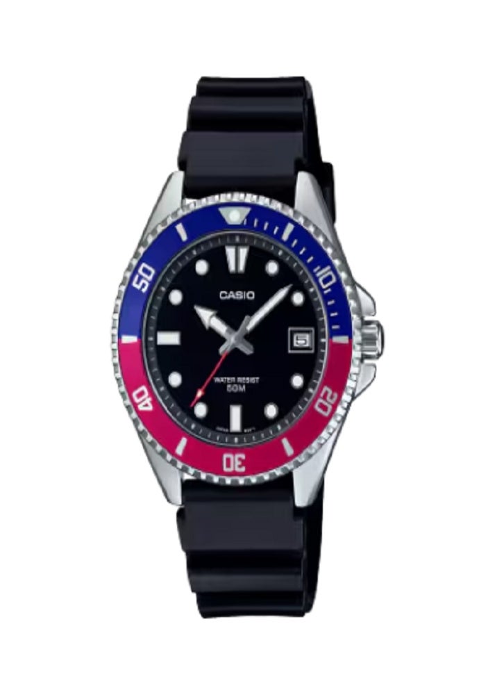 ساعة كاسيو للرجال بمينا أسود تناظرية وإطار أحمر وأزرق، وعرض التاريخ، ومقاومة للماء حتى عمق 50 مترًا، وسوار من الراتنج المتين