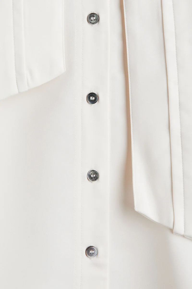 اتش اند ام بلوزة بفيونكة عند القبة