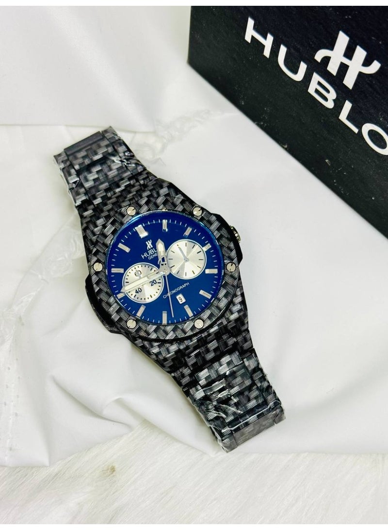 هوبلوت ساعة هوبلو كرونوغراف دائرية للرجال - مينا أزرق، لمسات فضية، وسوار أسود منقوش