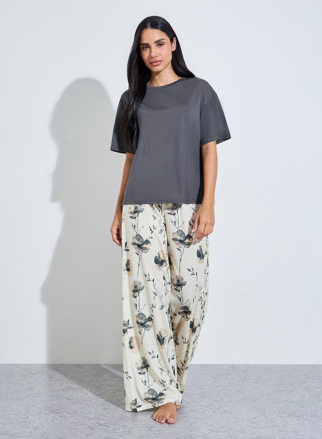 Styli Multi-Color Solid T-Shirt and Floral Print Wide Leg Pants Pyjama Set - Image 3