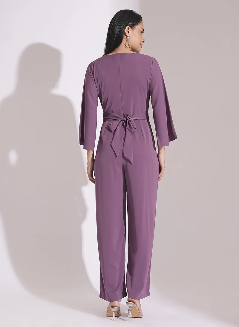 جلو باص جمبسوت ساتان نسائي بياقة قارب وأكمام كاب وربطة خصر متقاطعة