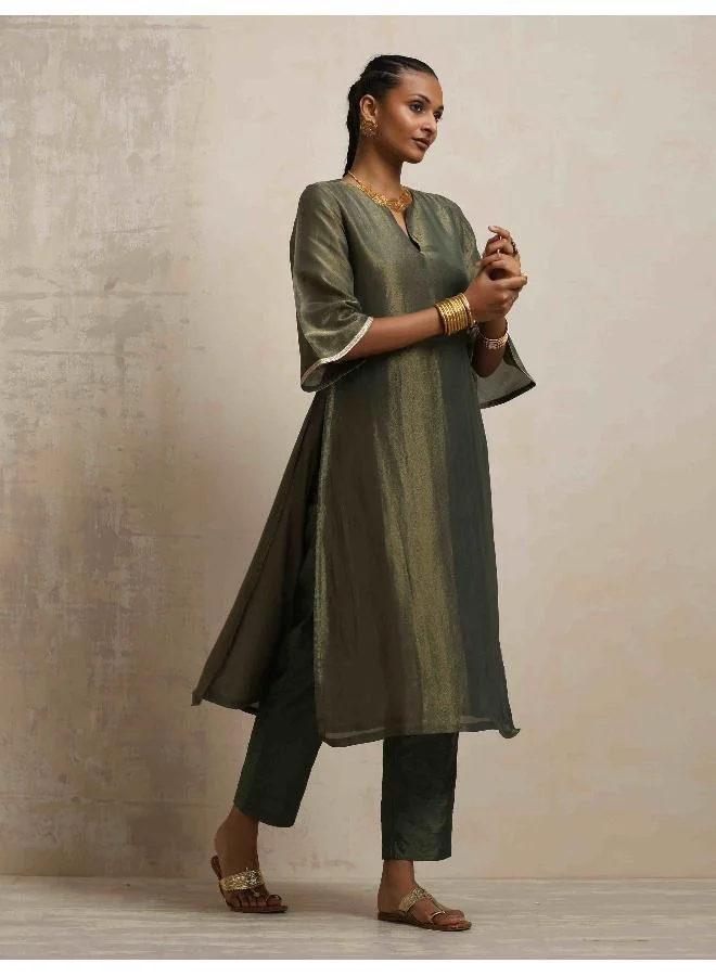 ترو برونز طقم كورتا بفتحة جانبية من قماش التول الأخضر