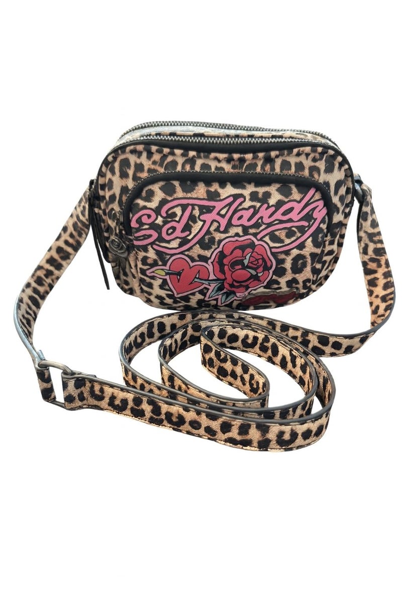 Ed Hardy إي دي هاردي حقيبة كروس بودي بنقشة الفهد للنساء مع رسمة وشم قلب ووردة - فهد - Image 3