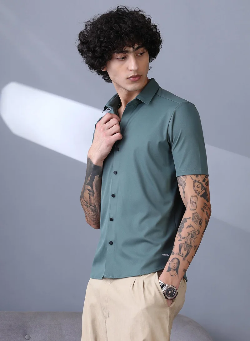 Campus Sutra Campus Sutra Men's Sea Green Seamless Solid Shirt For Casual Wear | Spread Collar | Short Regular Sleeves | Button Closure | Shirt Crafted With Comfort Fit For Everyday Wear