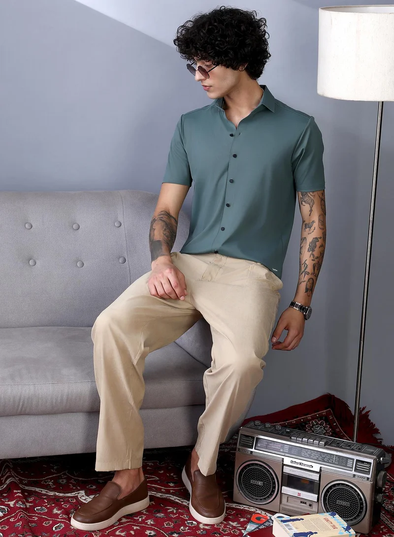 Campus Sutra Campus Sutra Men's Sea Green Seamless Solid Shirt For Casual Wear | Spread Collar | Short Regular Sleeves | Button Closure | Shirt Crafted With Comfort Fit For Everyday Wear