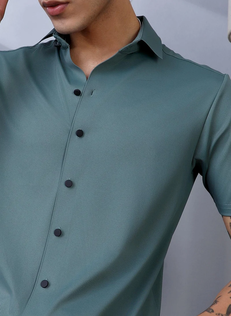 Campus Sutra Campus Sutra Men's Sea Green Seamless Solid Shirt For Casual Wear | Spread Collar | Short Regular Sleeves | Button Closure | Shirt Crafted With Comfort Fit For Everyday Wear