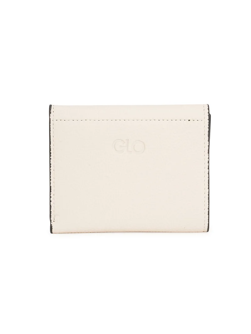 جلو باص محفظة نسائية جلد نباتي أبيض مائل للرمادي بتفاصيل قفل ملتوي وملمس