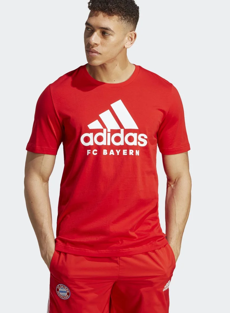 adidas تيشيرت مزين بتصميم دي ان ايه لنادي بايرن