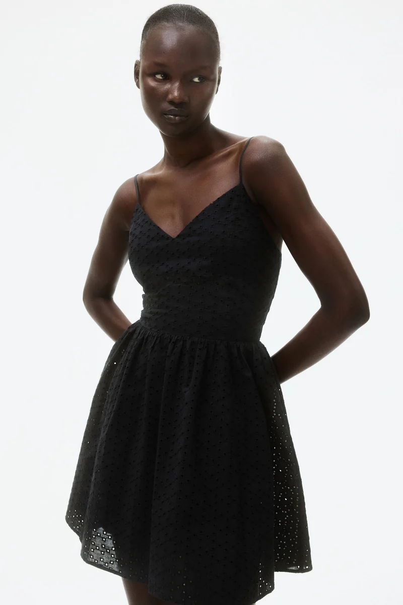 اتش اند ام فستان بحمالات كتف رفيعة ونمط مثقب