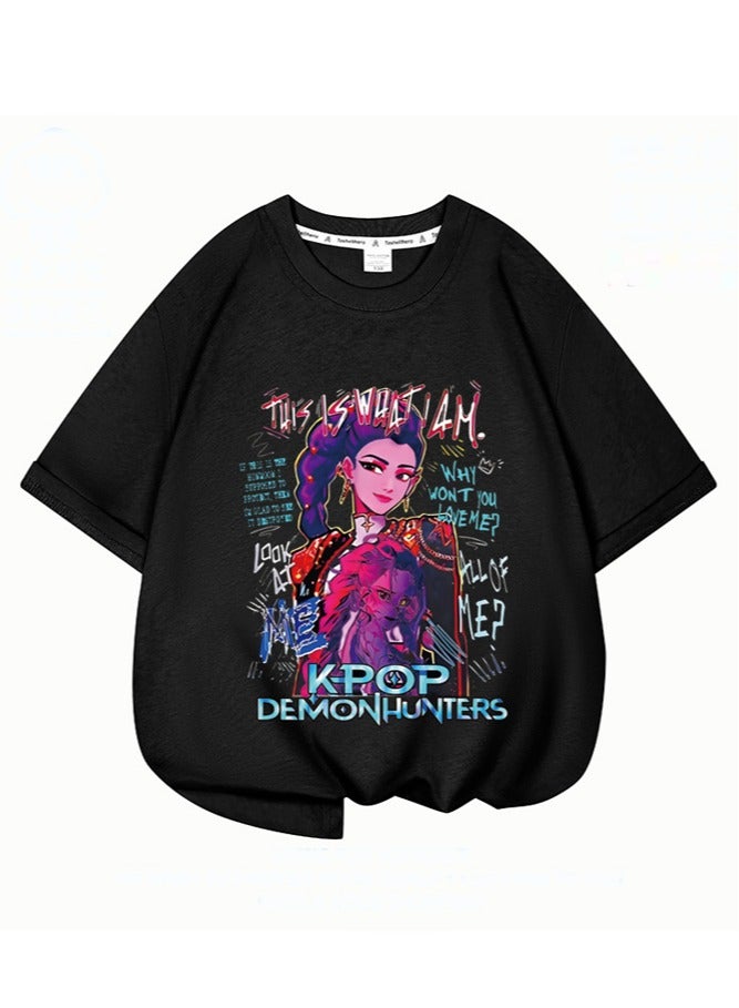 عام تي شيرت كم قصير مطبوع عليه فرقة بنات كيه-بوب لصيد الشياطين، متوفر بمقاسات متعددة، يكمل إطلالتك اليومية بسهولة. - Image 1