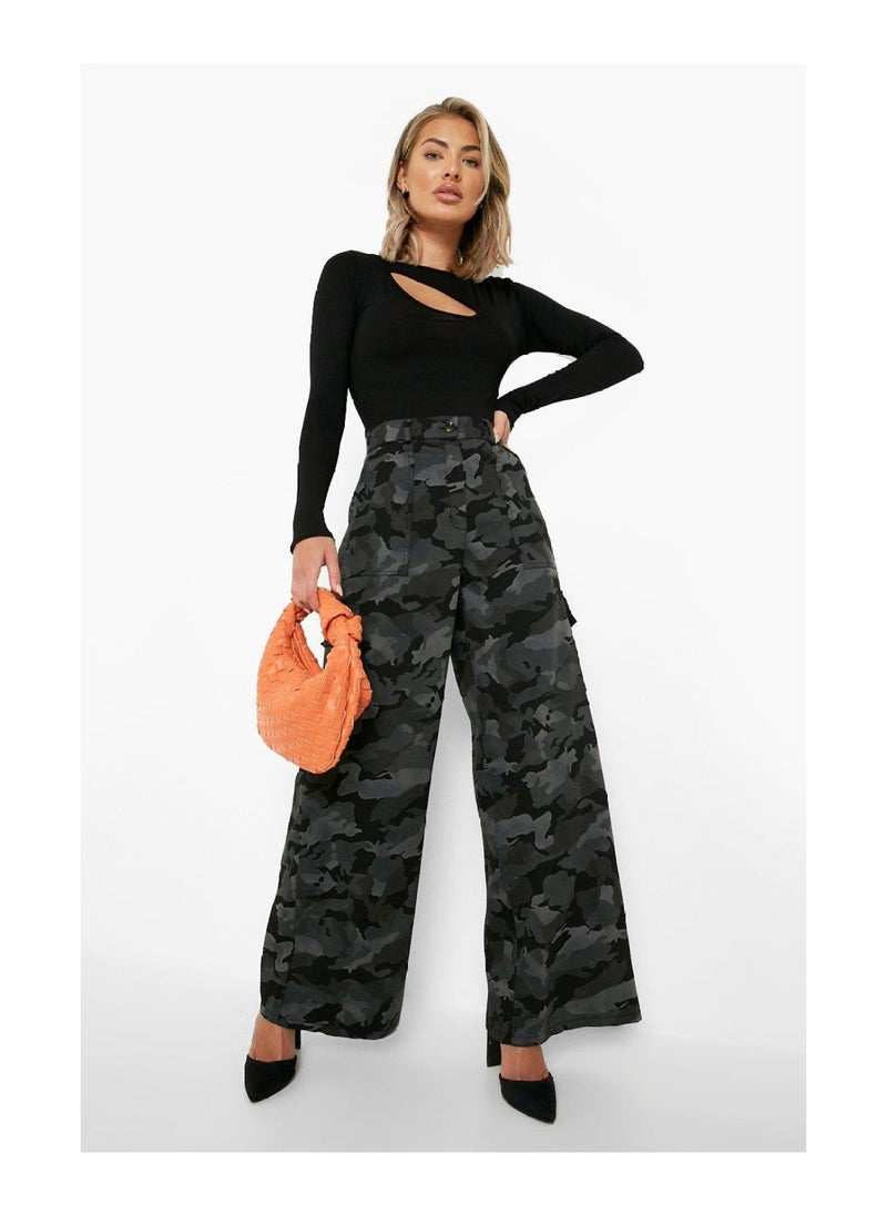 boohoo - Long Sleeve Cut Out Detail Bodysuit - Image 1
