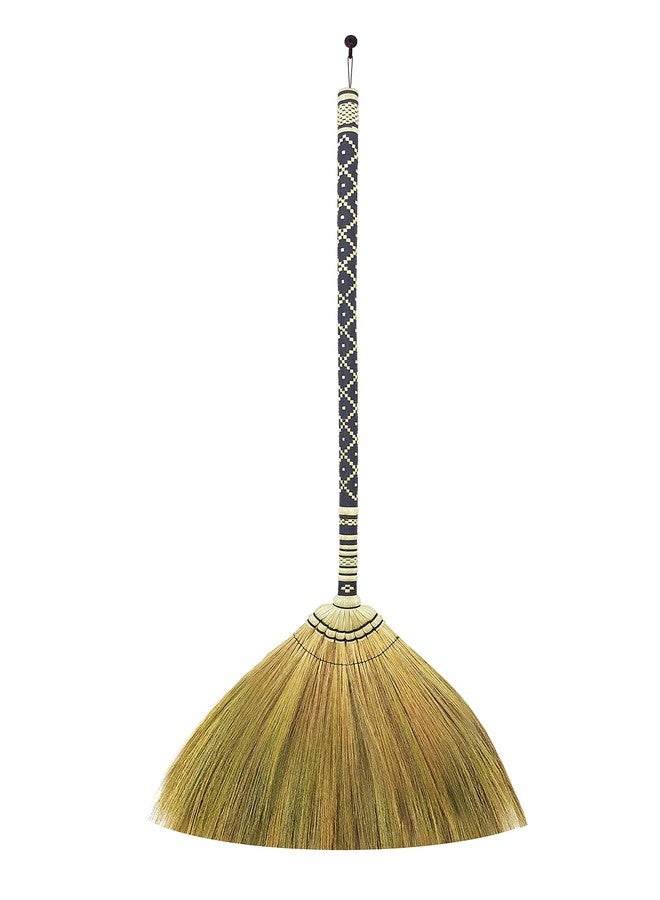 AW BROOMS مكنسة من العشب الطبيعي للاستخدام الداخلي والخارجي، مكنسة نايلون منسوجة مطرزة بتصميم عتيق، مكنسة مصنوعة يدوياً، هدية مثالية لمنزل جديد، مقبض من عصا الخيزران (أسود) - Image 1