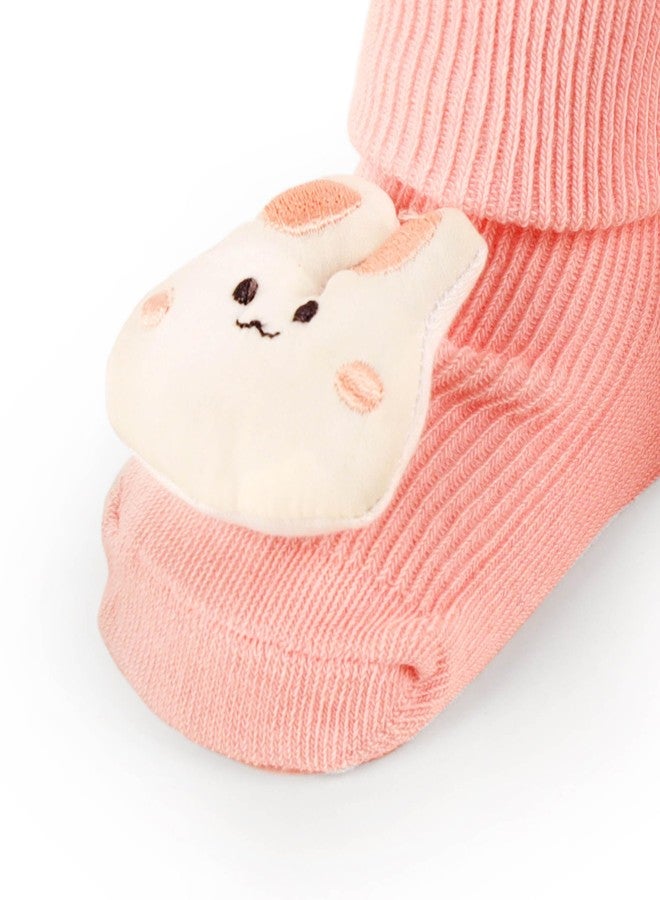 KICKS & CRAWL جوارب أرنب ف fluffy مضادة للانزلاق للأطفال الأولاد والبنات - كيكز وزحف (كريم/وردي) (عبوة من 2) - 0-9 أشهر - Image 5