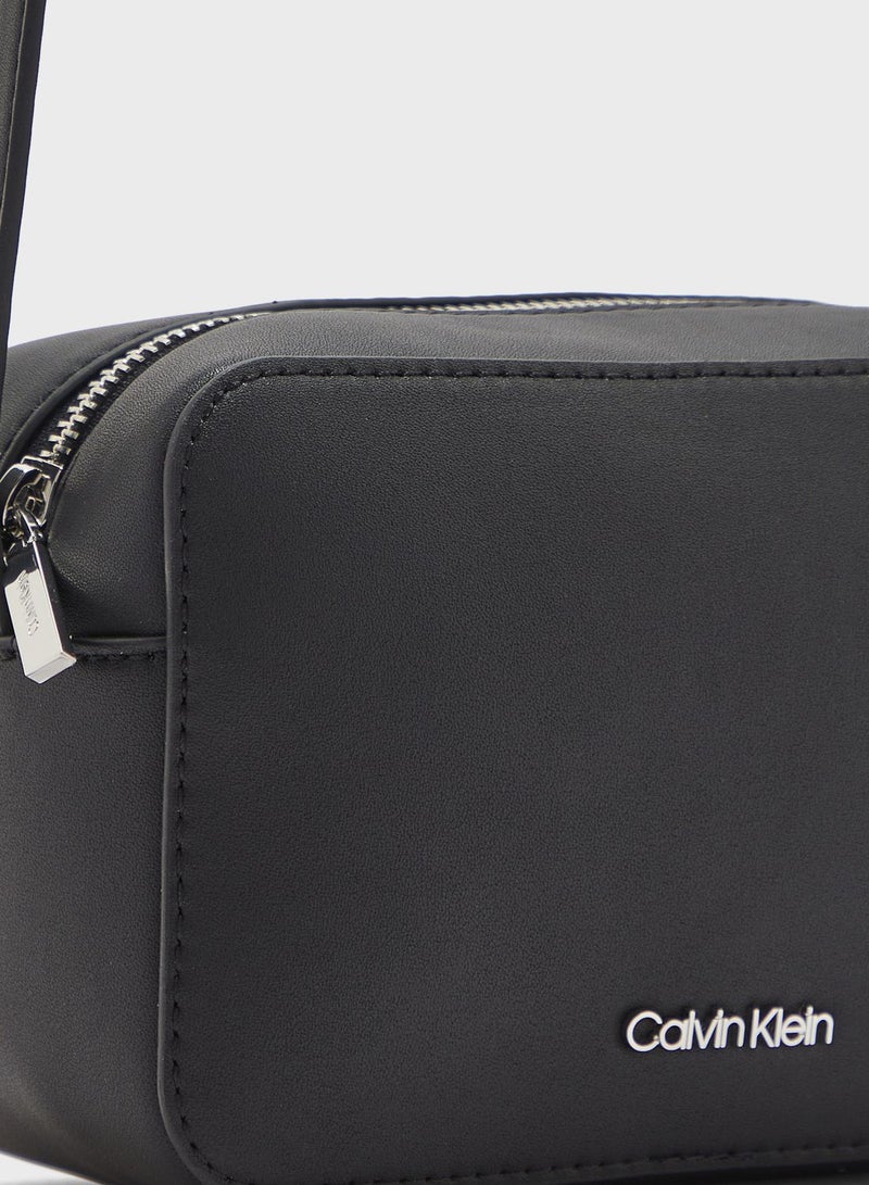 كالفن كلاين حقيبة ماست للكاميرا - Image 4