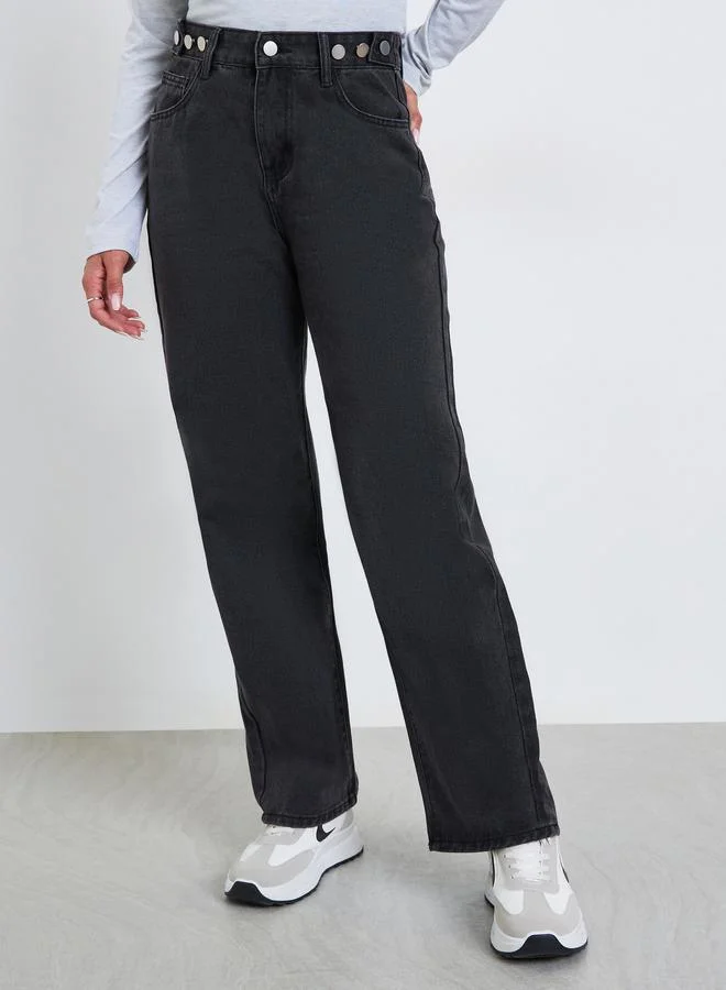 ستايلي جينز بخصر متوسط بأزرار قابلة للتعديل