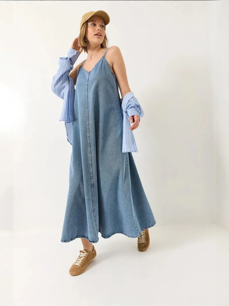 بيانكو لوتشي LUCCI Maxi V-Neck Denim Dress with Button Closure