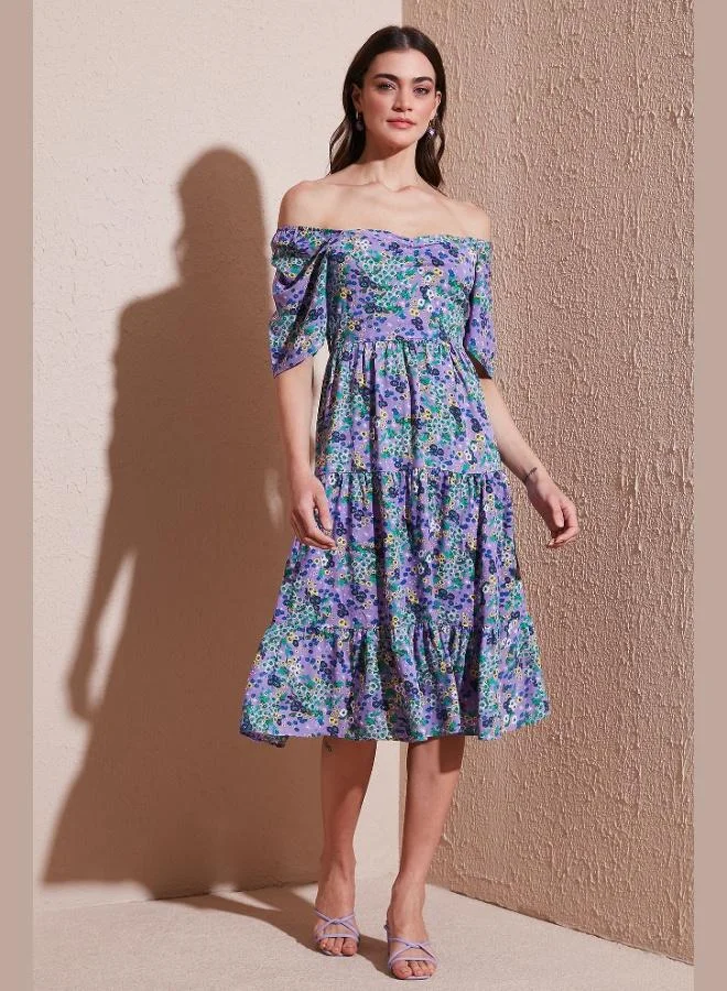 ليلا فستان نسائي متوسط الطول بياقة كارمن وخصر مطاطي بنقشة ليلا