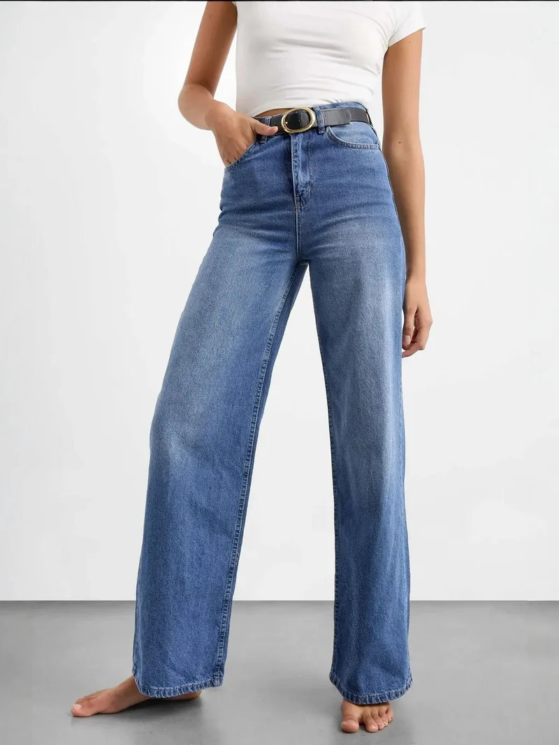 زوبعة جينز بخصر عالٍ وأرجل واسعة